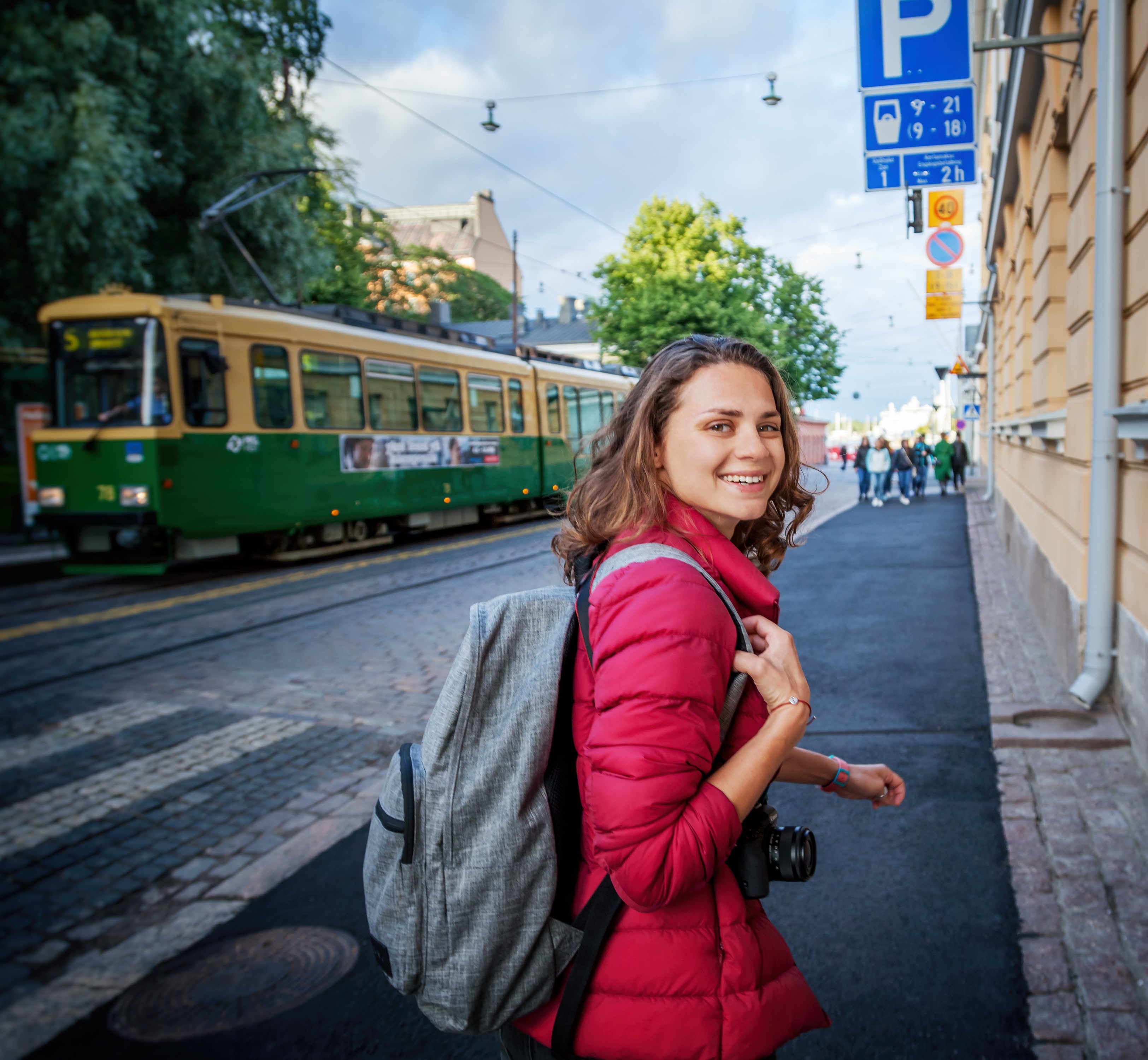 Femme qui marche dans une rue