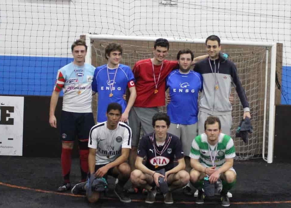 Photo d'équipe à un tournoi de foot à 5