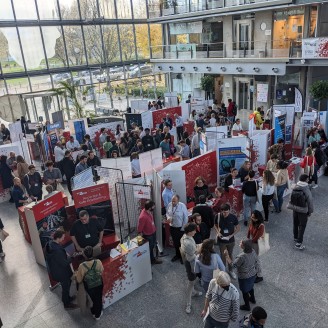 Photo décrivant des stands de recrutement au sein du hall de l'ENSG, lors du forum entreprises 2022